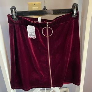 Mendocino burgundy velvet mini skirt with a loop/O-ring front zipper size Large
